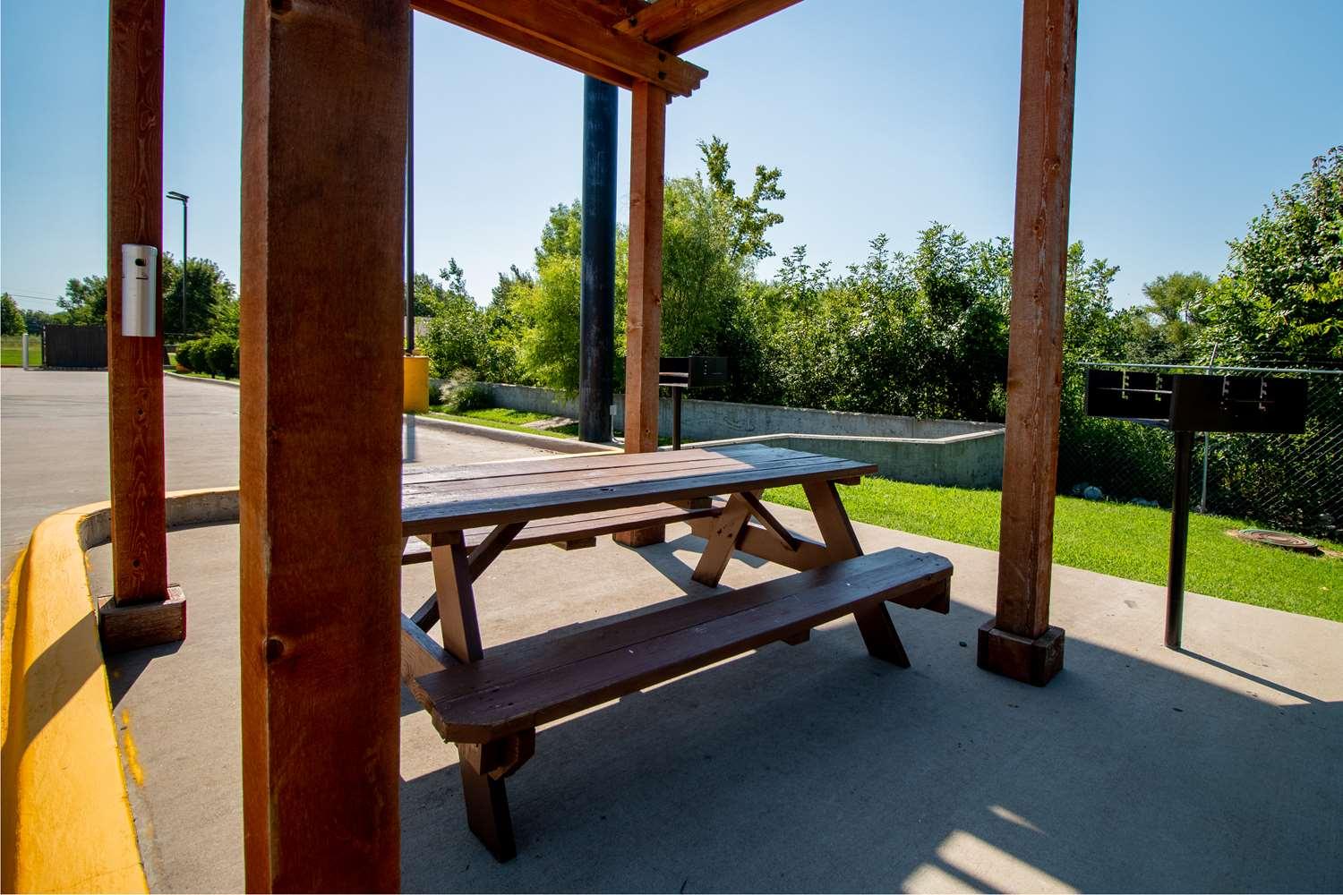 Surestay By Western Tulsa North 3*