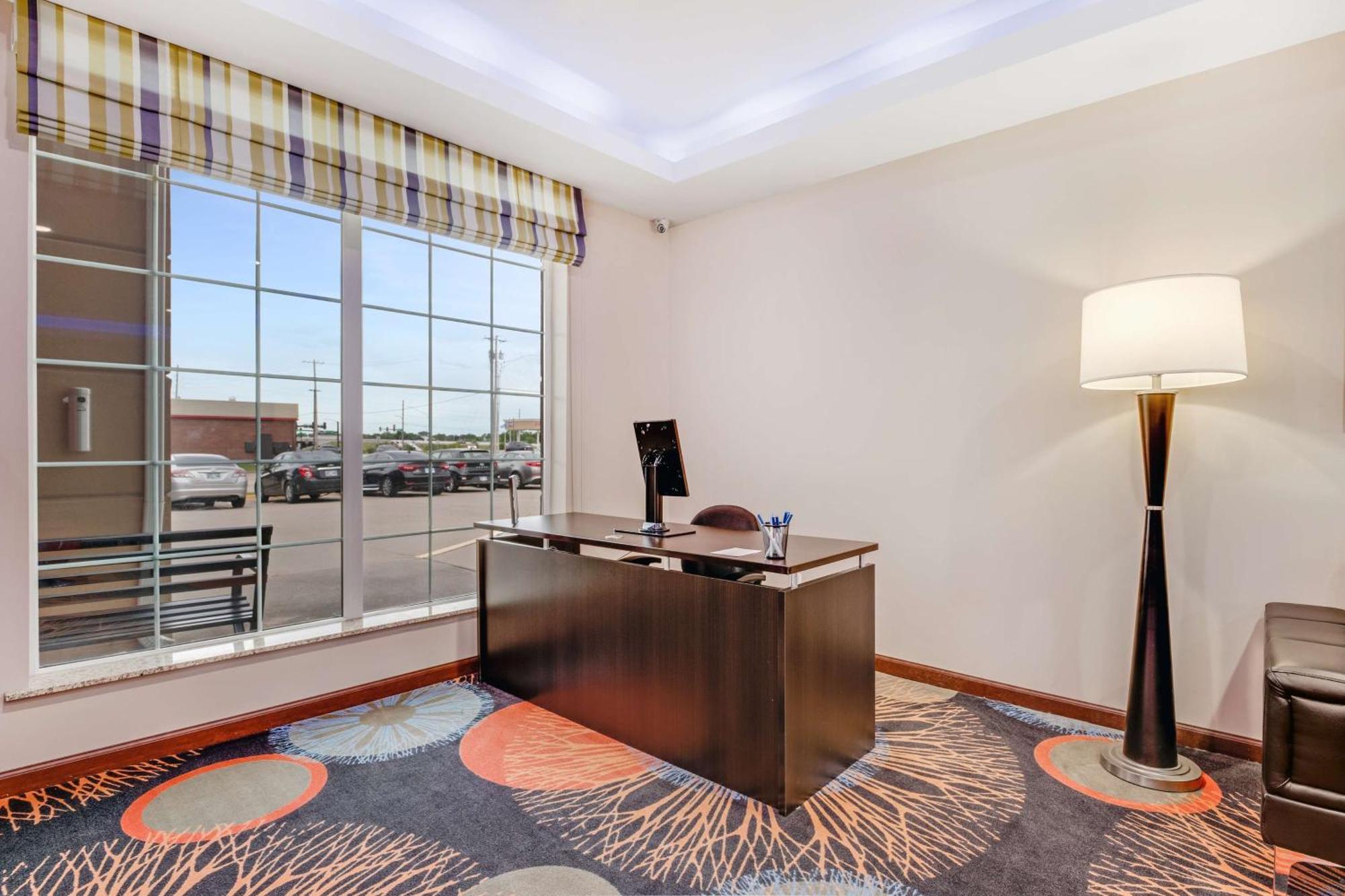 Surestay Plus By Best Western Tulsa North Hotel 3*
